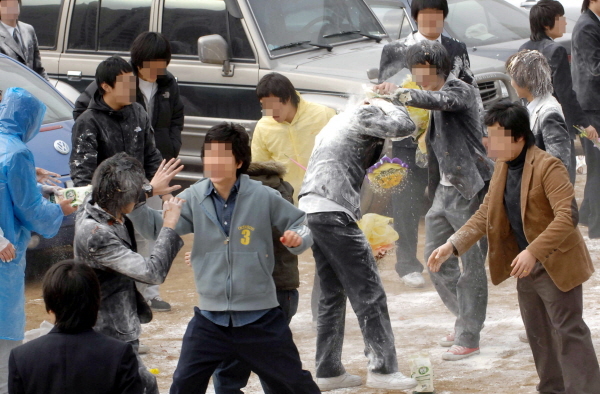 중학교 졸업 알몸 누드달리기와 누드졸업식.. - 경희광장 - 경희대학교