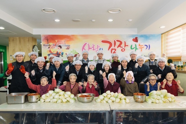 ▲ 한국석유관리원-정성노인의집 어르신들과 단체사진