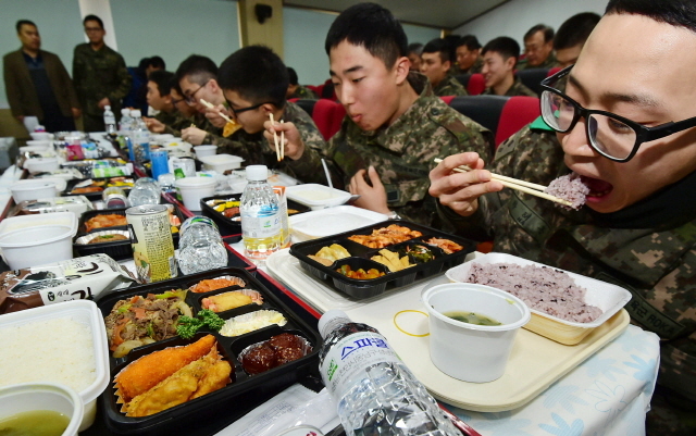 2017 예비군 도시락 품평회…“어느 도시락이 맛있나”