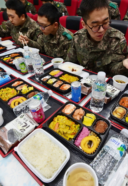 2017 예비군 도시락 품평회…“어느 도시락이 맛있나”