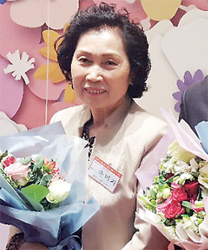 14년 동안 위탁아동을 양육한 윤미자씨가 최근 가정위탁사업 활성화에 이바지한 공로로 보건복지부장관상을 수상한 뒤 기념사진을 찍고 있다.