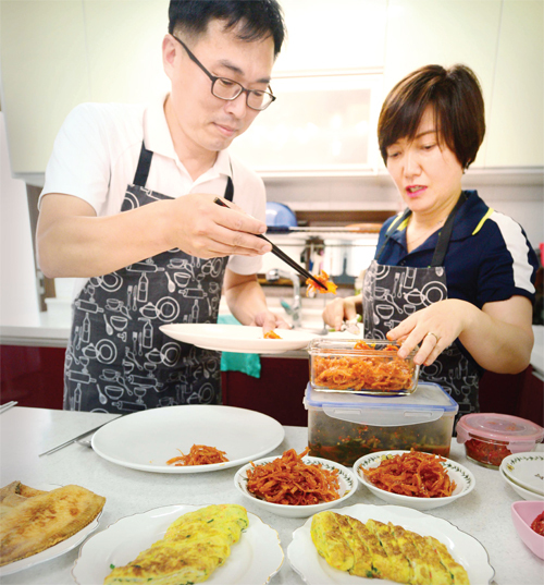 점심식사 시간에 맞춰 커다란 접시에 반찬을 옮겨담고 있다.