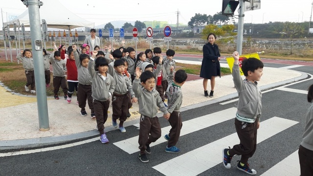 이천경찰서가 녹색어머니회와 공동으로 어린이들이 교통사고에서 안전한 이천을 만들기 위해 초등학교 앞에서 등굣길 어린이들에게 교통안전 캠페인을 펼치고 있다. 이천경찰서 제공