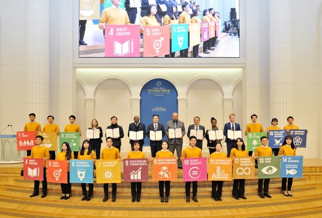  각계 인사들과 대학생봉사단 아세즈(ASEZ) 대표단이 UN SDGs의 17개 주목표를 알리고 있다.