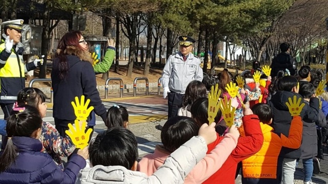 ▲ 시흥경찰서가 교통 약자 안전 확보의 하나로 초등학교 어린이들을 대상으로 횡단보도 안전하게 건너가기 캠페인을 펼치고 있다. 시흥경찰서 제공