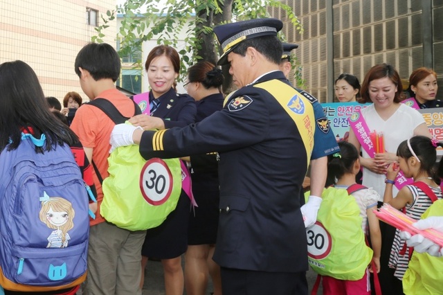 ▲ 광명경찰서가 광덕초등학교 앞에서 속도제한 안전 캠페인을 진행하고 있다. 광명경찰서 제공