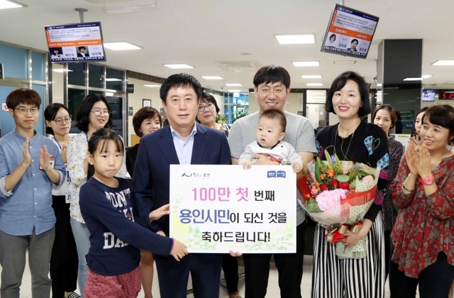 ▲ 정찬민 용인시장이 100만 첫번째로 용인시민이 된 이서용씨 가족을 축하하고 있다.