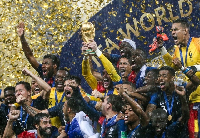 ▲ 프랑스 선수들이 16일(한국시간) 2018 러시아 월드컵 결승전에서 크로아티아를 4-2로 물리친 뒤 우승컵을 높이 들어올리고 있다.연합뉴스