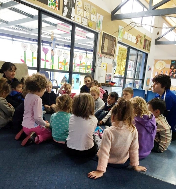 뉴질랜드 유치원 풍경. 교사와 아이들이 둘러앉아 책을 읽고 있다. 보통 4~5명당 1명의 교사가 배치돼 아이들을 촘촘하게 돌본다.