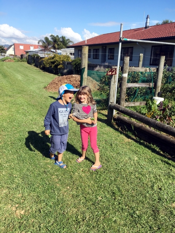 아이들의 천국이라 일컬어지는 뉴질랜드. 파란 하늘, 초록의 잔디 위에서 마음껏 뛰노는 아이들.