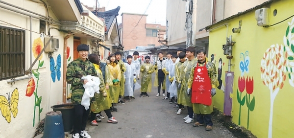 나눔의 집 활동 중 벽화그리기. 경기문화재단 제공