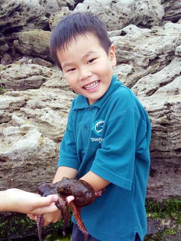 “문어다~” 고둥을 잡으러 갔다가 문어를 발견하고 즐거워하는 아이. 이날 문어와 성게, 고둥무침으로 해산물 잔치를 벌였다.