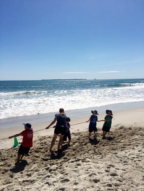 학교 근처 바다에서 열리는 작은 운동회. 해변도시인 타우랑가에서 바다는 아이들의 즐거운 놀이터다.