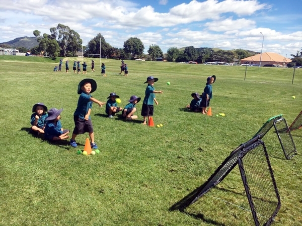 몸의 건강을 중시하는 뉴질랜드의 교육. 아이들은 수업 시간은 물론 쉬는 시간, 점심 시간에 수시로 운동장에 나가 다양한 스포츠를 즐긴다.