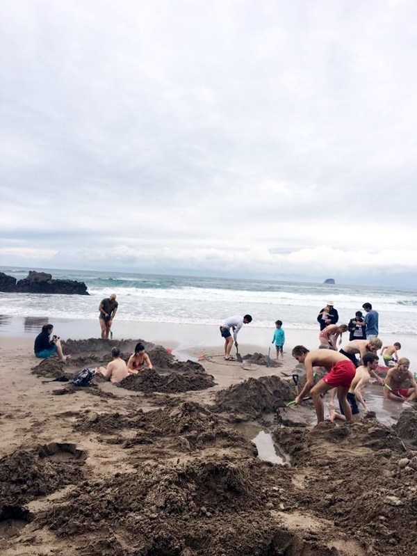 코로만델에 위치한 핫 워터 비치. 바닷가 모래사장을 삽으로 파면 온천이 펑펑 쏟아져 나오는 신비한 체험이 기다린다.