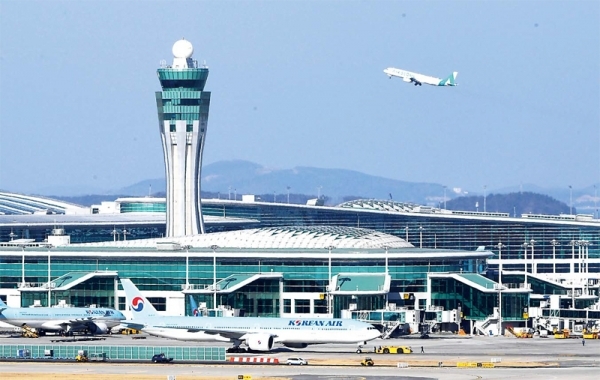 17일 인천국제공항에서 비행기가 이륙하고 있다. 인천국제공항의 화물운송량은 지난 2015년 332만t에서 지난해 391만t까지 늘었다. 윤원규 수습기자