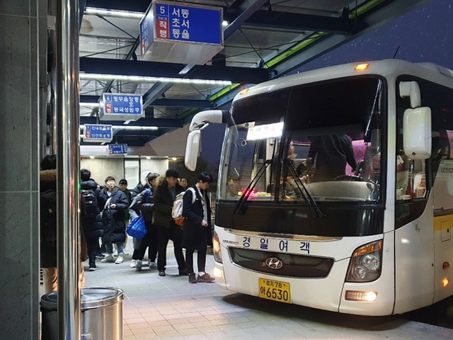 충북혁신도시 내 입주한 공공기관 직원들이 주말을 맞아 수도권에 있는 집에 가기 위해 버스를 타고 있다. 설소영기자