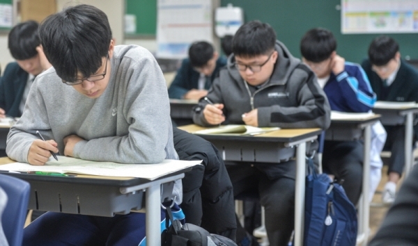 올해 첫 전국연합학력평가가 시행된 7일 오전 인천 남동구 동인천고등학교에서 3학년 학생들이 시험을 치르고 있다.조주현기자
