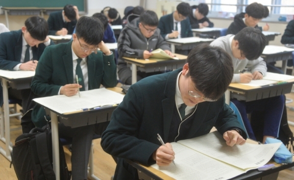 올해 첫 전국연합학력평가가 시행된 7일 오전 인천 남동구 동인천고등학교에서 3학년 학생들이 시험을 치르고 있다.조주현기자