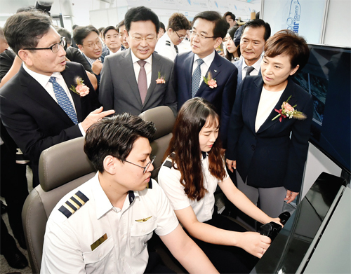 박남춘 시장이 항공산업 취업박람회에서 김현미 국토교통부 장관 등과 청년들의 항공기 시뮬레이션 운항을 지켜보고 있다.