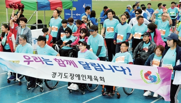 21일 수원종합운동장에서 열린 ‘제17회 경기마라톤대회’에 장애인들과 비장애인들이 함께 달리고 있다. 특별취재반