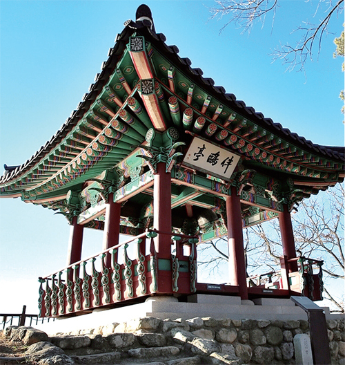 조선을 대표하는 청백리 황희 정승은 87세에 은퇴하고 90세에 세상을 떠날 때까지 반구정에서 갈매기 벗하며 유유자적했다. 미수 허목, 심산 김창숙 선생 등의 반구정기가 편액으로 남아있는데, 지금의 반구정은 현대에 다시 지은 것이다.