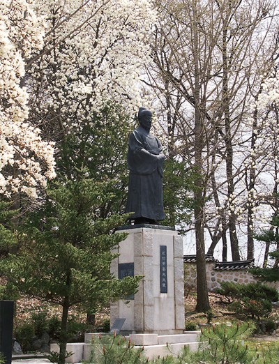 황희 정승 동상동상의 글은 국어학자 이숭녕 교수가 짓고 역시 김충현 선생의 글씨다.