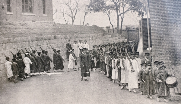 인천 내리교회에 설립된 영화학교 학생들의 군사훈련.