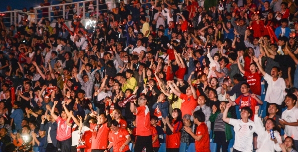 2019 FIFA U-20 월드컵 결승 경기가 열린 16일 오전 인천 중구 인천축구전용경기장에서 열린 시민응원전에서 시민이 이강인의 득점에 환호하고 있다.조주현기자