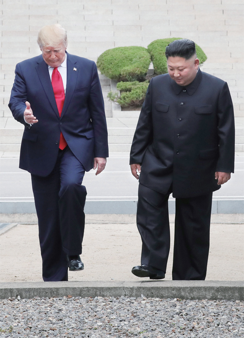 도널드 트럼프 미국 대통령과 북한 김정은 국무위원장이 30일 오후 판문점 군사분계선 북측 지역에서 인사한 뒤 남측으로 향하고 있다. 연합뉴스