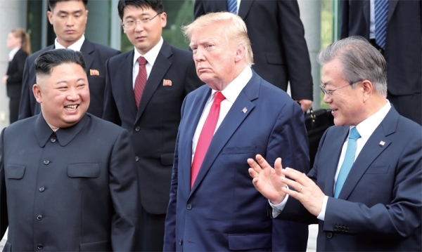 30일 오후 파주 판문점에서 역사적인 만남을 가진 문재인 대통령(오른쪽부터)과 도널드 트럼프 미국 대통령, 김정은 북한 국무위원장이 대화를 나누며 함께 걷고 있다. 연합뉴스