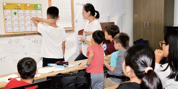 학교 현장에서 체계적인 한국어 수업이 제대로 이뤄지지 않아 의사소통 및 학업에 어려움을 겪는 고려인 4세 초등학생들이 하교 후 안산고려인지원센터에서 운영하는 한국어 교실에서 자원봉사자에게 한글을 배우고 있다. 윤원규기자