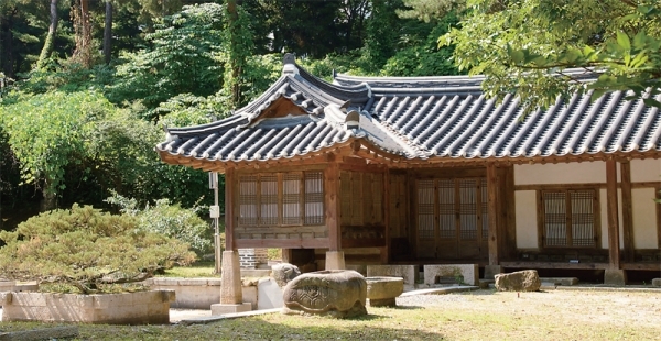 이건한 강감찬 장군 사당. 1974년 서울 종로구 동숭동(지금이 대학로)에 있던 서울대학교 법대, 문리대를 포함해 용두동 사범대학 등이 관악캠퍼스로 옮기면서, 관악구 낙성대에 있던 강감찬 장군의 생가 유적들도 헐릴 운명에 처했다. 이병복 선생 부부는 낙성대에 있던 강감찬 장군의 사당을 이곳으로 옮겨와 연당 옆에 지었다.