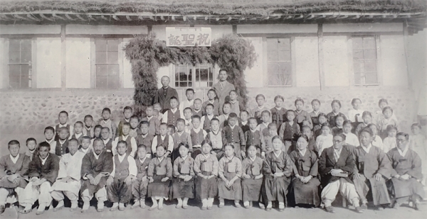 1933년 샘골강습소 낙성식 기념사진 속 최용신.(앞줄 오른쪽에서 다섯번째)