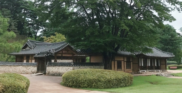 여유당. 탄압받는 남인 가문 출신이라 다산의 조상들은 물론 다산 본인도 ‘신중과 경계’를 좌우명으로 살았다. 그럼에도 그의 재주를 경계한 노론의 탄핵으로 결국 18년 유배의 길에 오르게 된다. 그러나 18년 강진 유배가 다산 개인과 가족에게는 어마어마한 시련이었지만, 조선 실학에는 엄청난 행운으로 돌아오는 역사의 아이러니.