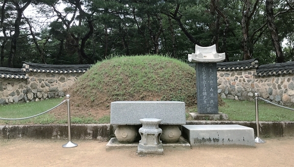 작고 검소한 다산의 묘소. ‘명당 차지 말고 뒷산에 묻으라’던 다산의 실질적이며 소박한 마음씨를 짐작케 한다.