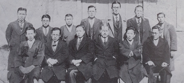 해방 후 남정각 의사(앞줄 왼쪽에서 1번째)와 의열단원들이 모임을 갖고 찍은 단체사진.