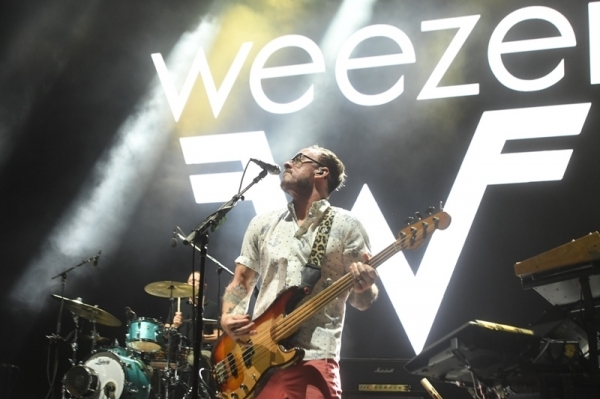 '인천 펜타포트 락 페스티벌 2019' 사흘째인 11일 인천 송도달빛축제공원 특설무대에서 위저(Weezer)가 멋진 공연을 펼치고 있다.특별취재반