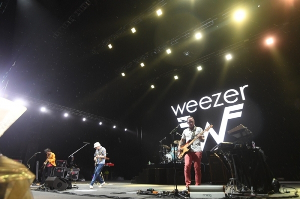 '인천 펜타포트 락 페스티벌 2019' 사흘째인 11일 인천 송도달빛축제공원 특설무대에서    위저(Weezer)가 멋진 공연을 펼치고 있다.특별취재반