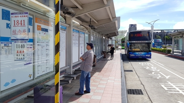 대만 타이베이 송산공항의 버스정류장에서 시민이 버스를 기다리고 있다.