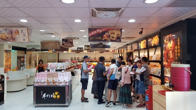 대만 타이베이 송산공항 인근 상권지역에 위치한 펑리수 매장 ‘수신’에서 외국인 관광객들이 상품을 살펴보는 모습