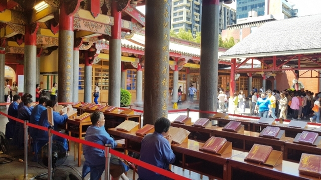 외국인 관광객들이 대만 타이베이 송산공항 인근의 ‘싱텐공 절’을 찾아 기도하고 있다.
