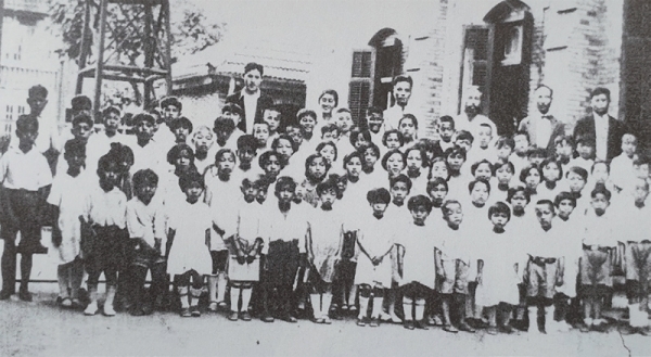 인성학교 교사 및 학생들.(뒷줄 오른쪽에서 세번째가 윤기섭 선생)