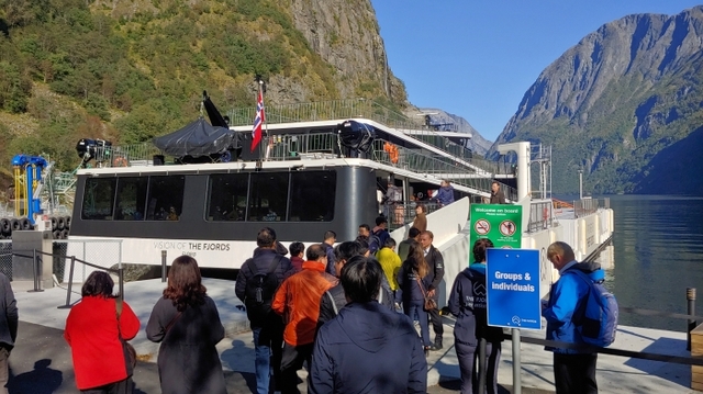 노르웨이 피오르드 계곡의 경로를 따라 이동하는 전기 선박인 ‘비전 오브 더 피오르드’에 탑승하기 위해 관광객들이 줄을 서고 있다. 최현호기자