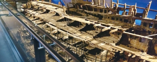 인양된 메리로즈호 선체가 박물관에 전시돼 있다.