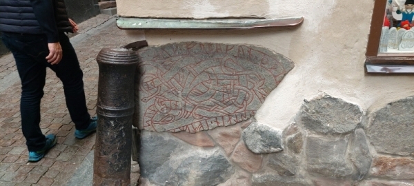 스웨덴 한 건물이 바이킹족이 사용했던 룬문자를 돌에 새긴 룬스톤을 초석으로 삼아 지은 건물
