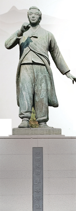 이천 이수흥 공원에 서 있는 이수흥 의사 동상.