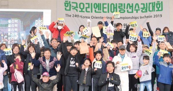 10일 오후 인천대공원에서 열린 ‘한국오리엔티어링선수권대회’에서 참가자들이 기념촬영을 하고 있다. 조주현기자