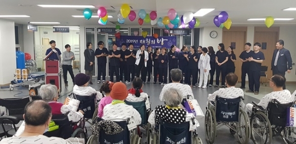 자인메디병원 임직원과 재활 환자들이 한데 어우러져 노래를 부르며 즐거운 시간을 보내고 있다. 자인메디병원