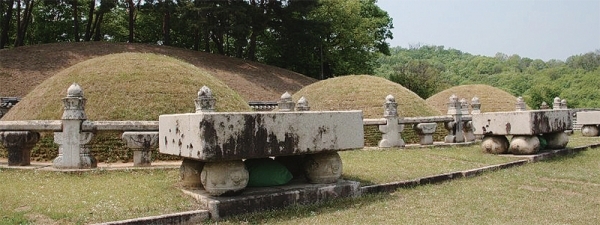 삼연릉과 경릉 / 한 곡장 안에 능 2개가 나란히 모셔진 쌍릉은 드물지 않지만 삼연릉은 흔치 않다. 어떤 학자들은 ‘파격’이라는 표현까지 쓴다. 인조나 영조의 경우 원비 즉 첫 번째 왕비와 계비 즉 둘째 왕비가 전혀 엉뚱한 데 묻힌 경우도 있고, 동구릉의 경우만 해도 선조와 두 왕후는 멀리 떨어져 묻혀 있다. (목릉 사진 참조)